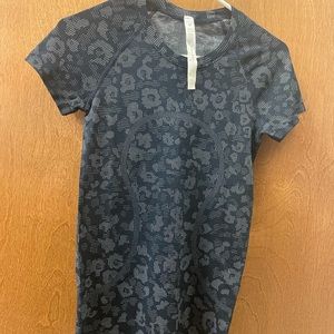 Lululemon swiftly tech cheetah short sleeve shirt size 4